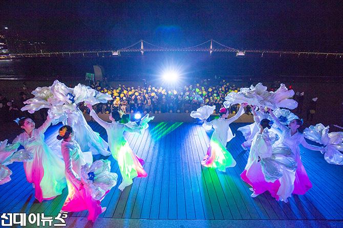 [2]부산 광안리 불빛 축제 개막 공연이 한창이다..jpg