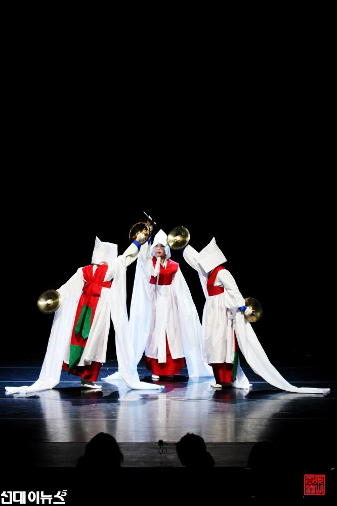 1.7개 유형의 경기도당굿 시나위춤 가운데 하나인 제석춤.JPG