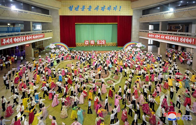 2018년-북한-청년절-경축-청년·학생들의-무도회.jpg