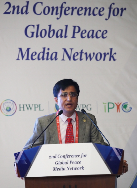 크기변환600_모하마드 자히둘 이슬람 방글라데시 TV 뉴스 책임제작자가 ‘평화 실현을 위한 언론 네트워크 중요성’이라는 주제로 발제를 하고 있다.jpg