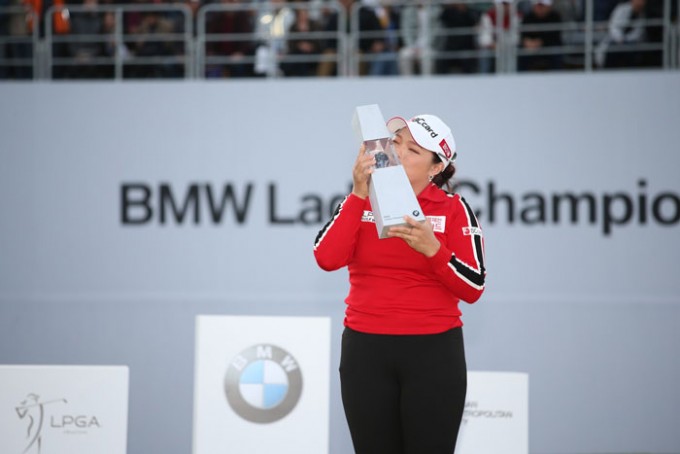 [사진]-BMW-레이디스-챔피언십-우승-트로피에-키스하는-장하나.jpg