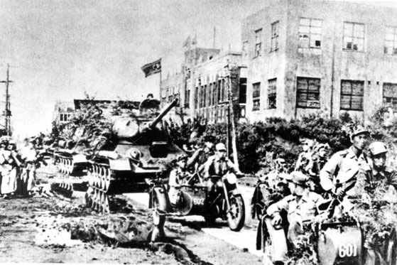 1950년-7월-20일-북한군-3사단이-탱크가-대전으로-진입.-자료.중앙포토.jpg