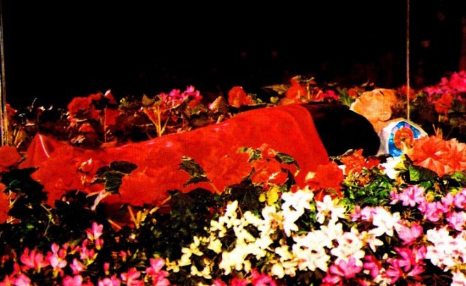1994년-7월-8일-김일성-사망-시신-금수산태양궁전.jpg