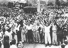광복절--서울-마포형무소-앞.-1945.8.jpg