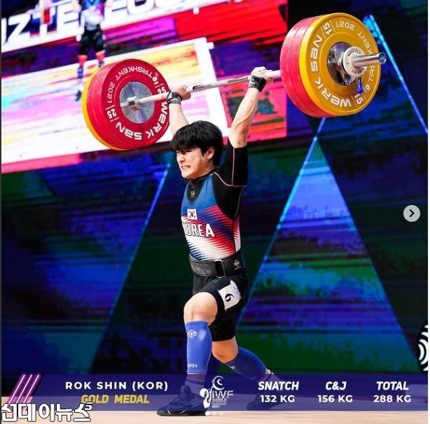 2.고양시청 신록 선수, 2021 세계역도선수권대회 61kg급 종합우승.jpg