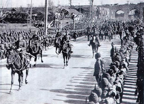 중국-난징대학살-1937년-12월-13일,-난징에-입성하는-일본군.jpg