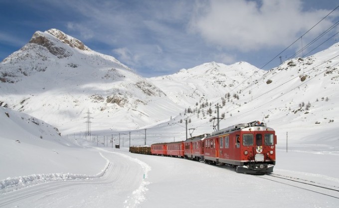 사본 -12월의 겨울 풍경- 눈 덮힌 산과 기차.jpg