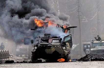 사본 -불타는 러시아 장갑차-우크라이나 전쟁의 현장-AFP..jpg