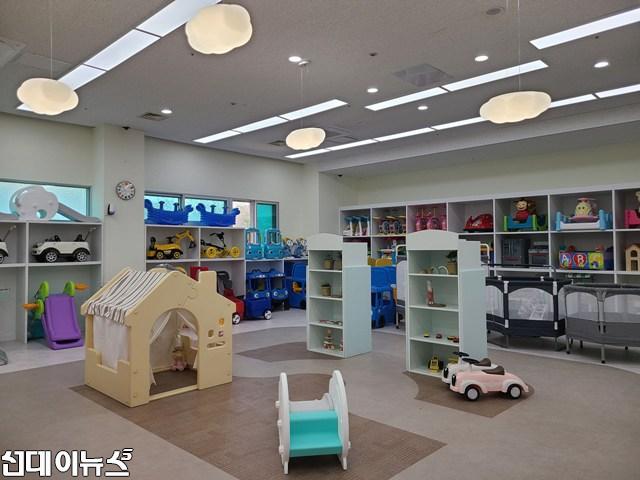 아동보육과-성남시 수정구 복정동에 설치된 대형 장난감도서관 내부.jpg