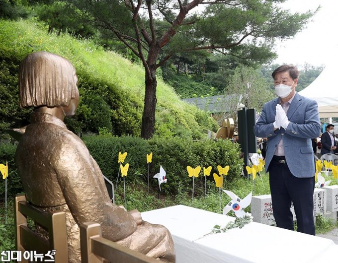 (광명2-3)광명시는 지난 14일 광명동굴 평화의 소녀상 앞에서 박승원 광명시장을 비롯해 안성환 광명시의회 의장  사회단체 관계자와 일반시민 등 모두 100여 명이 참석한 가운데 ‘일본군 위안부 피해자 기림의 날 ’ 기념식을 개최했다.jpg