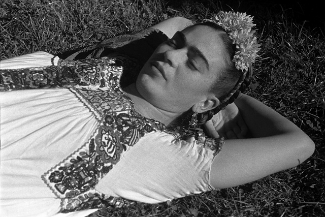 043_Leo Matiz_Frida in the sun,1941©Alejandra Matiz.jpg