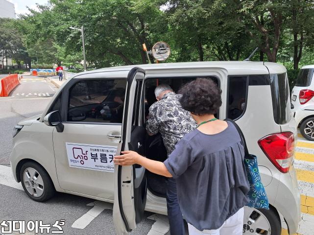 노인복지과-성남시 야탑동에 사는 거동 불편 독거노인이 병원에 가려고 부름카를 타고 있다.jpg