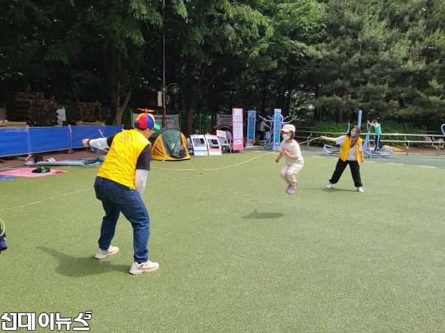 아동보육과-성남시 수진공원서 열린 제1회 팝업놀이터 때 긴 줄넘기 놀이(자료사진).jpg