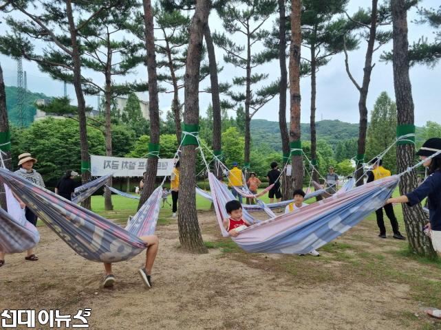 아동보육과-성남시 율동공원서 열린 제2회 팝업놀이터 때 폐현수막 재활용 해먹 그네타기(자료사진).jpg