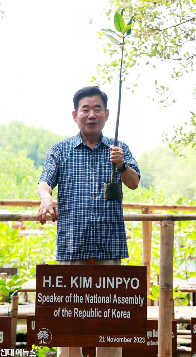 김진표 의장, 인도네시아 맹그로브 숲 기념식수 1.jpg