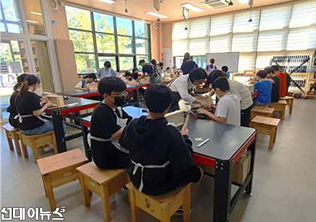 녹지과-성남시 식물원 내 목공체험장에서 ‘다용도 수납함’을 만들고 있는 초등학생들.jpg