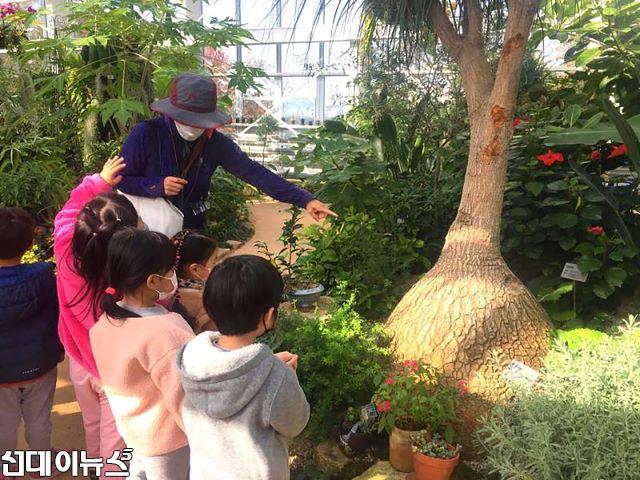 녹지과-성남시 식물원(중원구 은행동) 내 온실에서 열대 식물에 관한 설명을 듣고 있는 어린이들.jpg