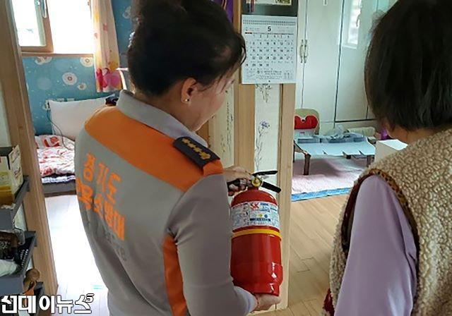 재난안전관-성남시 재난예방시설 지원사업을 통해 소화기를 설치받고 있는 모습 (2023년 사진).jpg