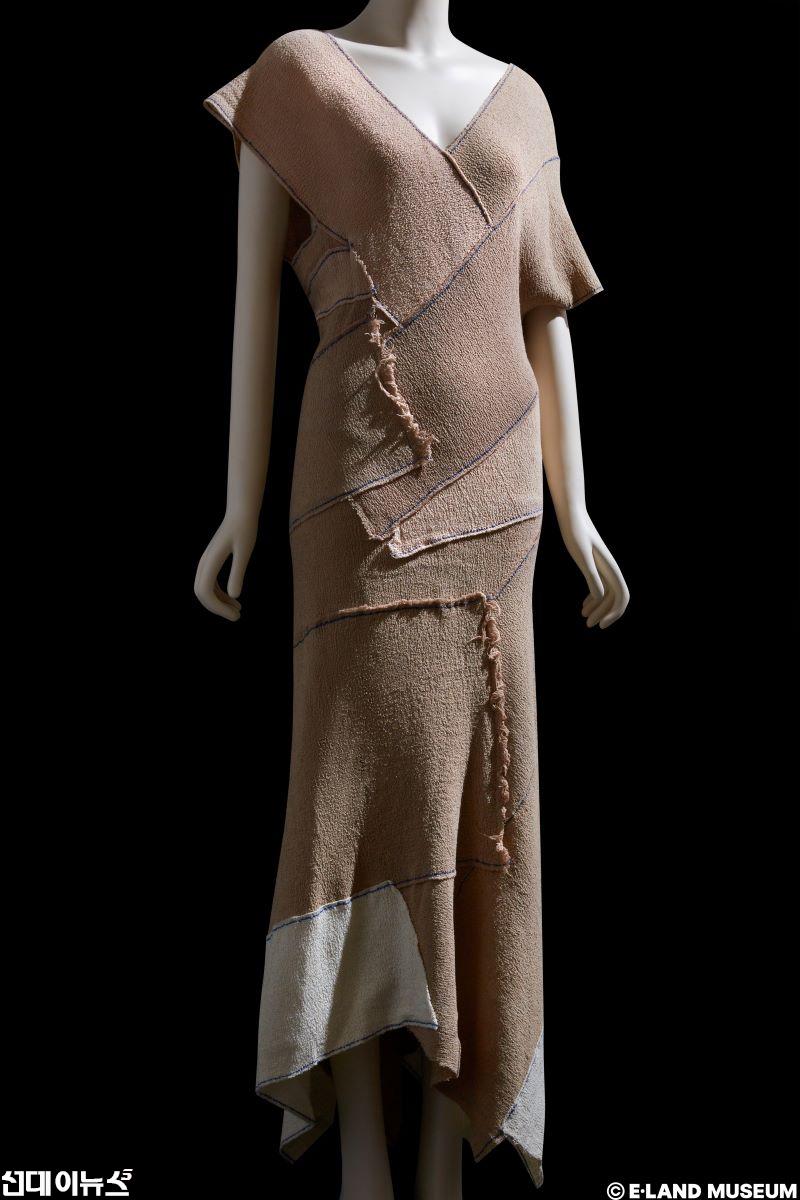 마틴 마르지엘라, 붕대 드레스, 2005.jpg