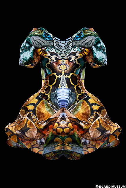 알렉산더 맥퀸, 디지털 프린트 오간자 드레스, 2010.jpg
