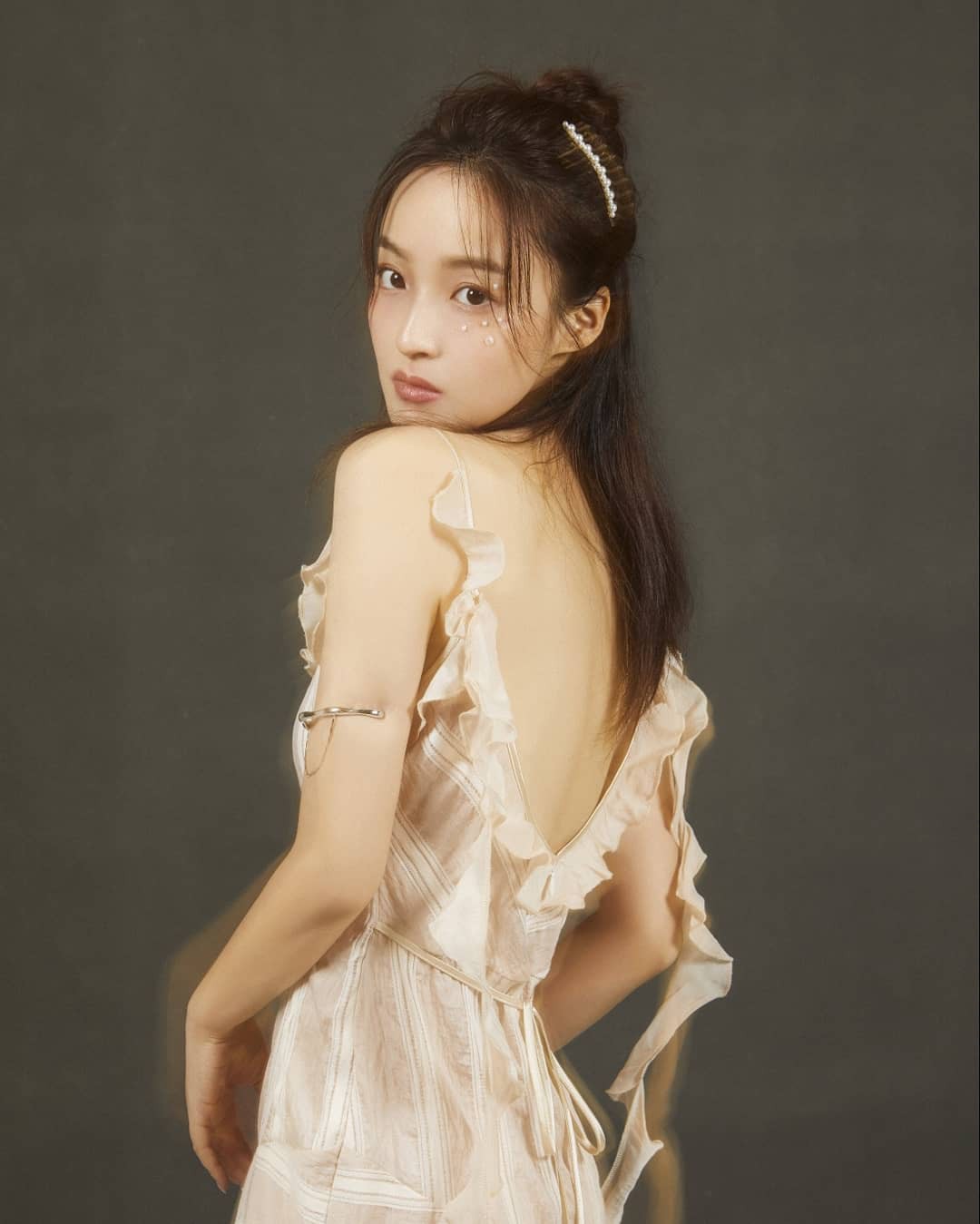 중국 배우 유웨이, 깊게 파인 원피스 완벽 몸매 눈길