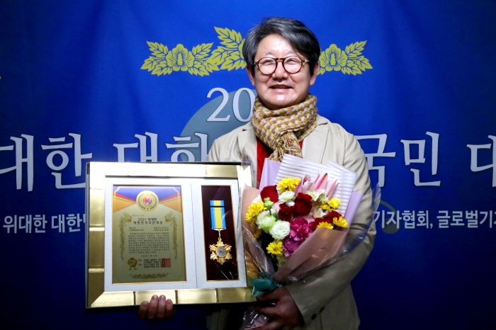 김중식 화백 '2021위대한대한민국국민대상 서양화발전최고대상' 영예 얻어