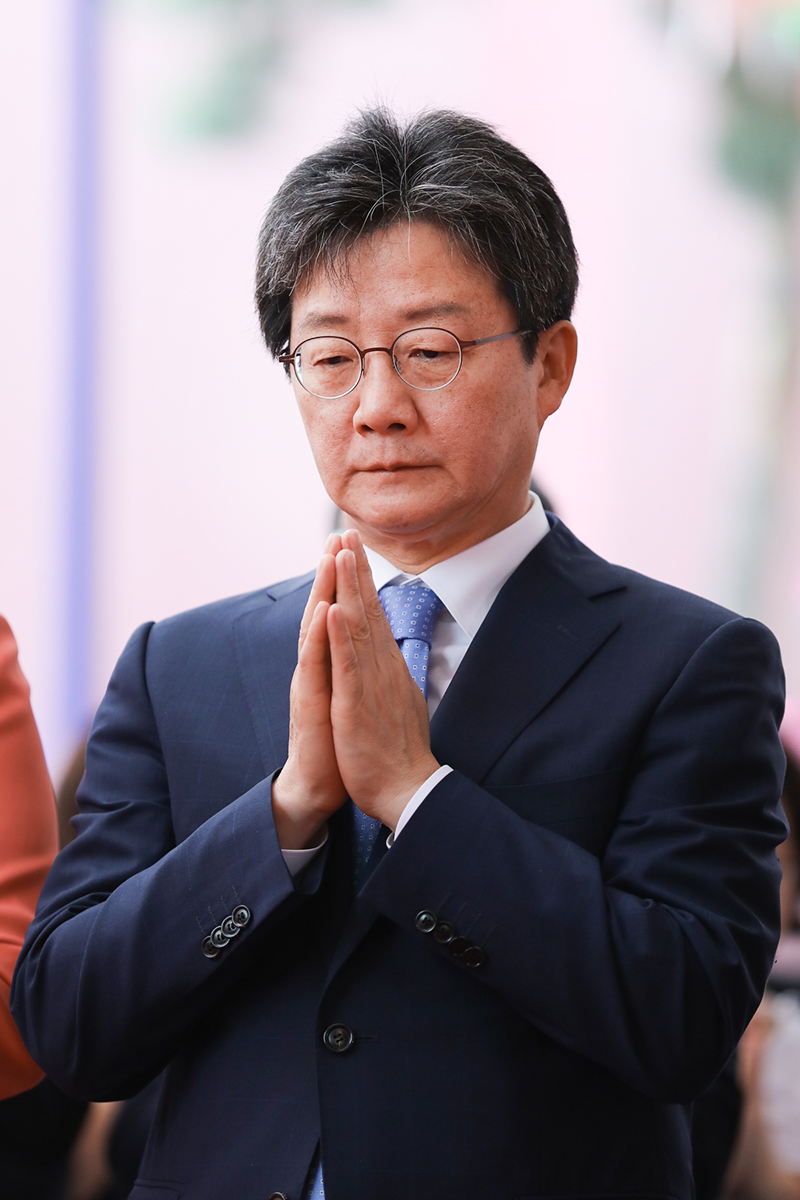[SNS포토]‘부처님오신날 봉축법요식‘유승민 공동대표 합장