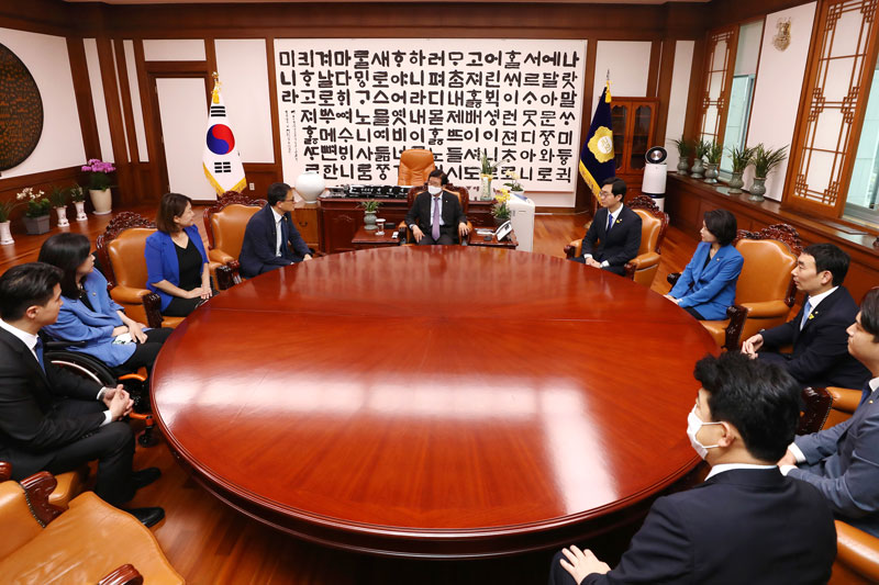 박병석 국회의장, 민주당 초·재선 의원 모임 ‘일맥상통’ 예방 받아