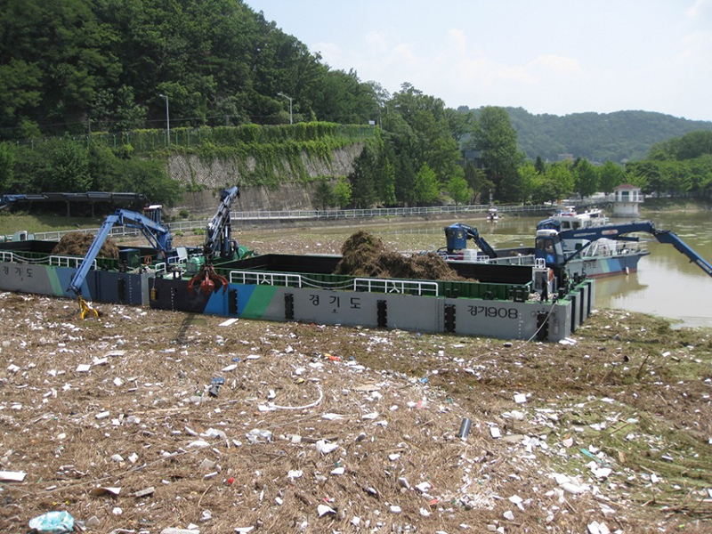 ‘때 이른 5월 폭우’ … 팔당호 부유쓰레기 700여 톤 수거작업