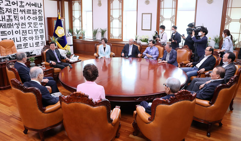 헌정회 회장단, “박병석 의장께서 정치 지도자로서 서로 다름을 인정하는 좋은 정치를 만들어주실거라 믿는다”