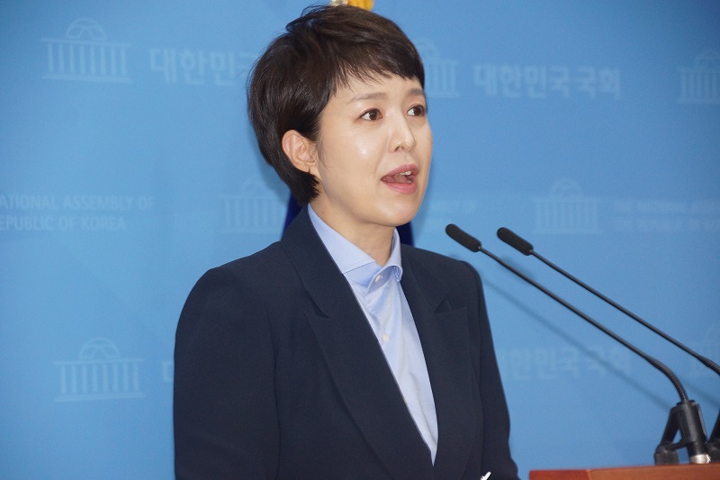 “김은혜 대변인, 문재인 대통령 국민에 귀를 막아서 나라가 걱정 된다”