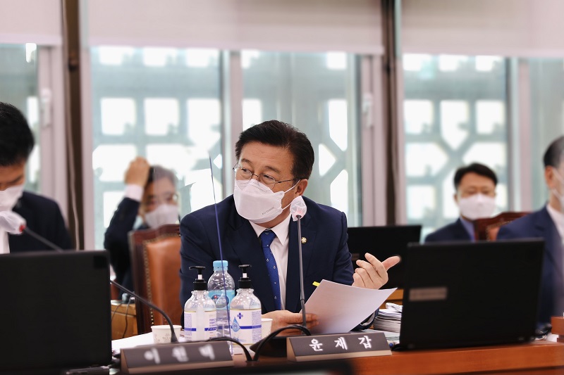 “동물보호법 개정안 대표 발의, 윤재갑 의원”