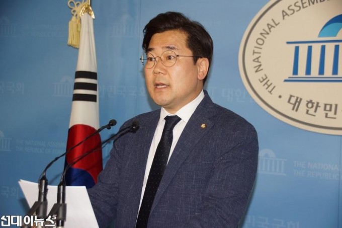 “더불어민주당 박찬대 원내대변인, 한국당의 쇄신으로 생기와 총기가 회복되기를 기대”