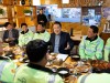 윤석열 대통령, 설 연휴 첫날 환경공무관들과 따뜻한 떡국을 함께 나눠