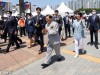 [포토] 덩실덩실! 흥겹게 ‘평화 걷기’ 하는 이만희 총회장