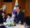 “박병석 국회의장, 호치민 당서기 만나 “한국 기업 지원” 당부“