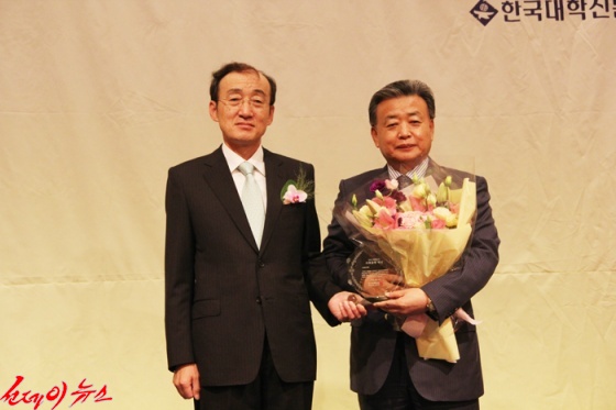 KMI 한국의학연구소가 2013 대한민국 사회공헌대상 의료봉사 부문 대상을 수상했다.(사진제공:한국의학연구소)