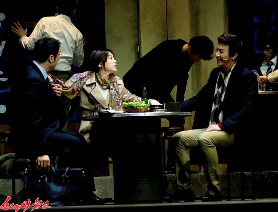 프레스콜에서 극의 한 장면을 선보이고 있는 박건형(오른쪽)  사진-김상민 기자 