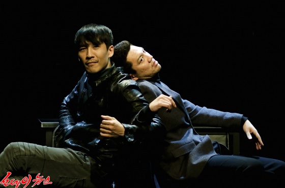 프레스콜에서 극의 한 장면을 연기하고 있는 지현준, 문종원(왼쪽부터) 사진-김상민 기자 