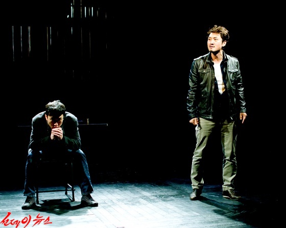 프레스콜에서 극의 한 장면을 연기하고 있는 이명행, 이석준(왼쪽부터) 사진-김상민 기자 