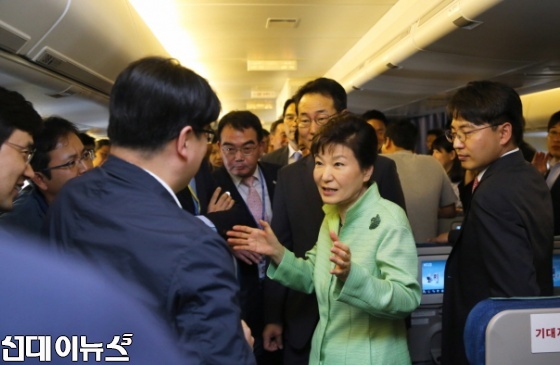 [사진출처/청와대'공공누리']박근혜 대통령이 4일 전용기 안에서 기자들과 이야기를 나누고 있다.