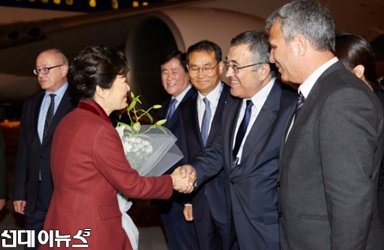 제10차 주요 20개국(G20) 정상회의에 참석하기 위해 터키를 방문한 박근혜 대통령이 15일 새벽(한국시간) 안탈리아 국제공항에 도착, 환영객들과 인사를 나누고 있다.[사진출처/청와대]