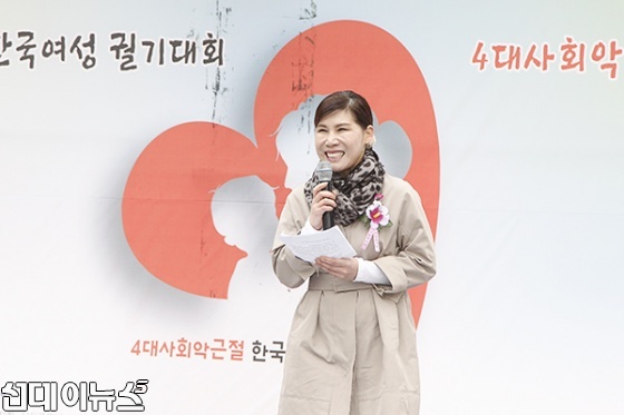 지난 12일 오전 서울역 광장에서 열린 4대 사회악 제로화 한국여성궐기대회에서 김은하 한국여성운동본부장이 미래비젼 선포를 하고 있다.