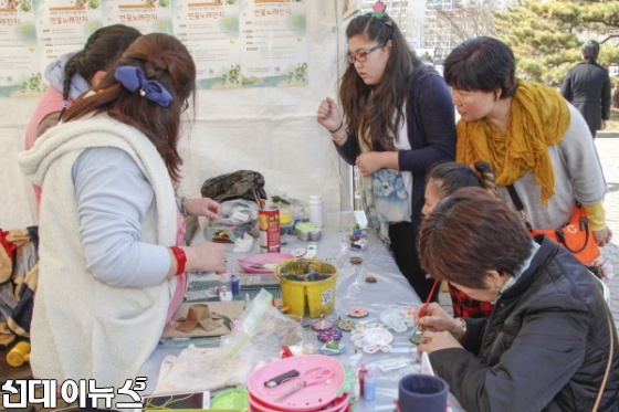 지난 24일 서울무역전시컨벤션센터(SETEC)에서 개막된 2016 서울국제불교박람회 야외 체험장 불교레크레이션 부스에서 참여자들이 불교예술공예 체험을 하고 있다.