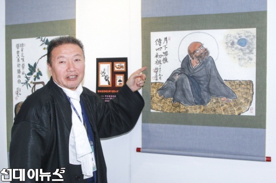 지난 24일 서울무역전시컨벤션센터(SETEC)에서 개최한 2016 서울국제불교박람회의 붓다페스티벌 동국불교미술인전에서 추전 김화수 선생이 전시작품을 소개하고 있다