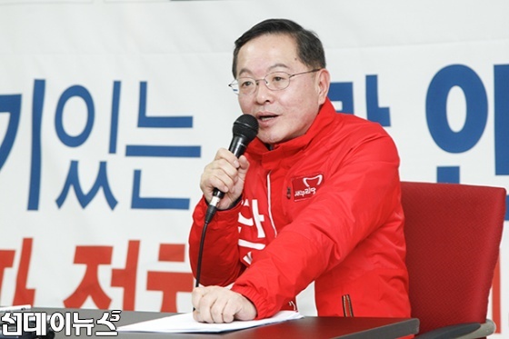 지난 26일 서울 마포갑 새누리당 안대희 후보사무실에서 열린 기자회견에서 안대희 후보가 기자들의 질문에 답변하고 있다.