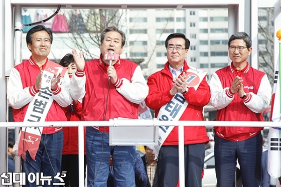 -8일 오후 새누리당 김무성 대표가 고양시 화정역 앞에서 고양(갑) 손범규 후보 지원유세를 하고 있다.