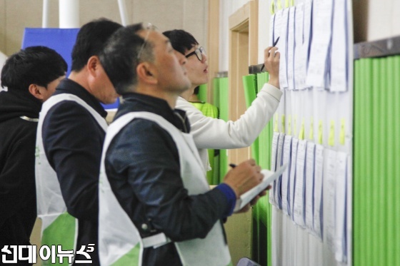 4.13 총선 광진구 지역 개표가 광진구 소재 동국대 부속자고등학교 체육관에서 진행되는 가운데 개표참인들이개표현황을 체크하고 있다. 
