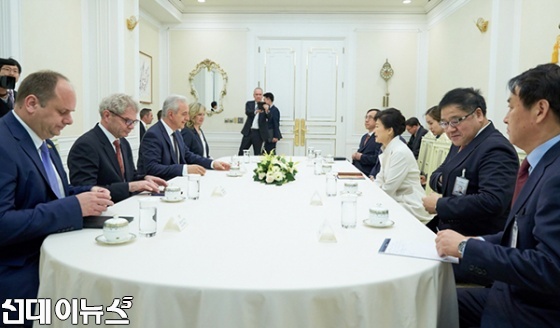 박근혜 대통령이 25일 오전 청와대를 방문한 슈타니슬라브 틸리히 독일 연방 상원의장을 접견하고 있다. [사진출처/청와대]