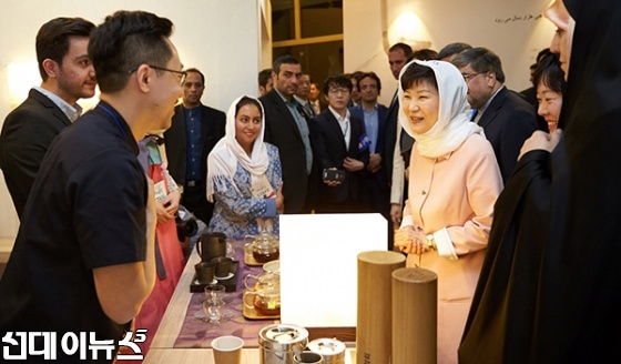 박근혜 대통령이 2일 오후(현지시간) 이란 테헤란 밀라드 타워에서 열린 K-컬처 전시에 참석해 한국 음식을 관람하고 있다.[사진출처/청와대]